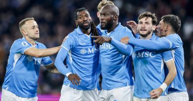 Lukaku getting sourrounded by his teammates after scoing a goal