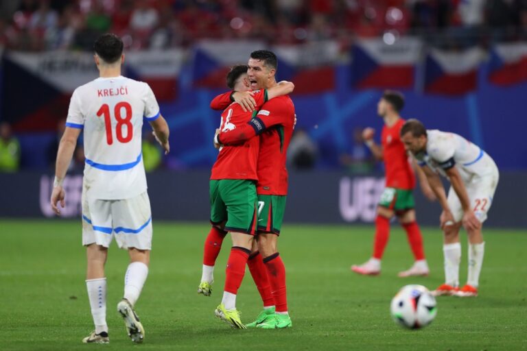 Wie Viele Tore Hat Cristiano Ronaldo Insgesamt Geschossen Sehen Sie, wie viele Tore Cristiano Ronaldo in jeder Minute seiner