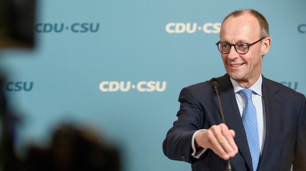 Deutschlands Neuer Kanzler Friedrich Merz Hält Mit Diesem Fußballteam