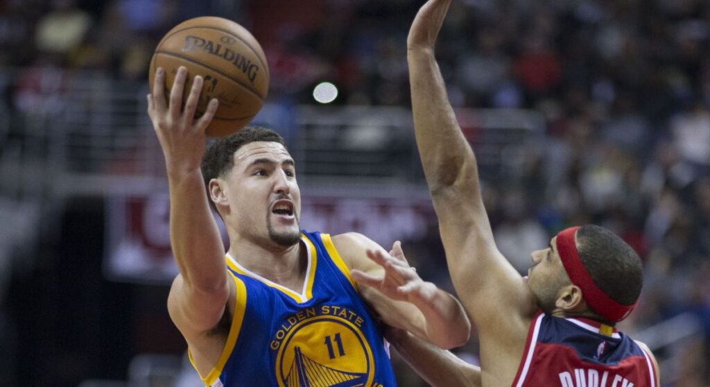 Klay_Thompson_vs._Jared_Dudley