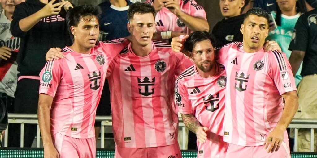 Telasco Segovia (8), Tadeo Allende (21), Lionel Messi (10)and Luis Suarez (9)