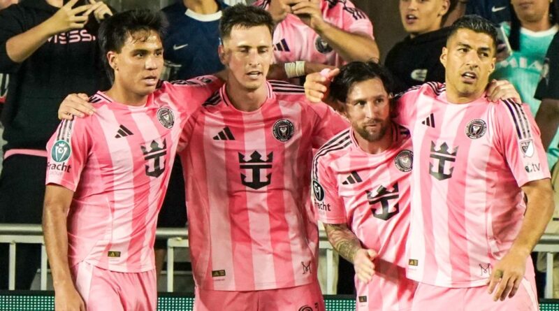 Telasco Segovia (8), Tadeo Allende (21), Lionel Messi (10)and Luis Suarez (9)