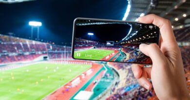 Hænder bruge smartphones rekord fodbold konkurrence kamp i fodbold stadion live streaming video på internettet til sociale medier kommentar chat til ven