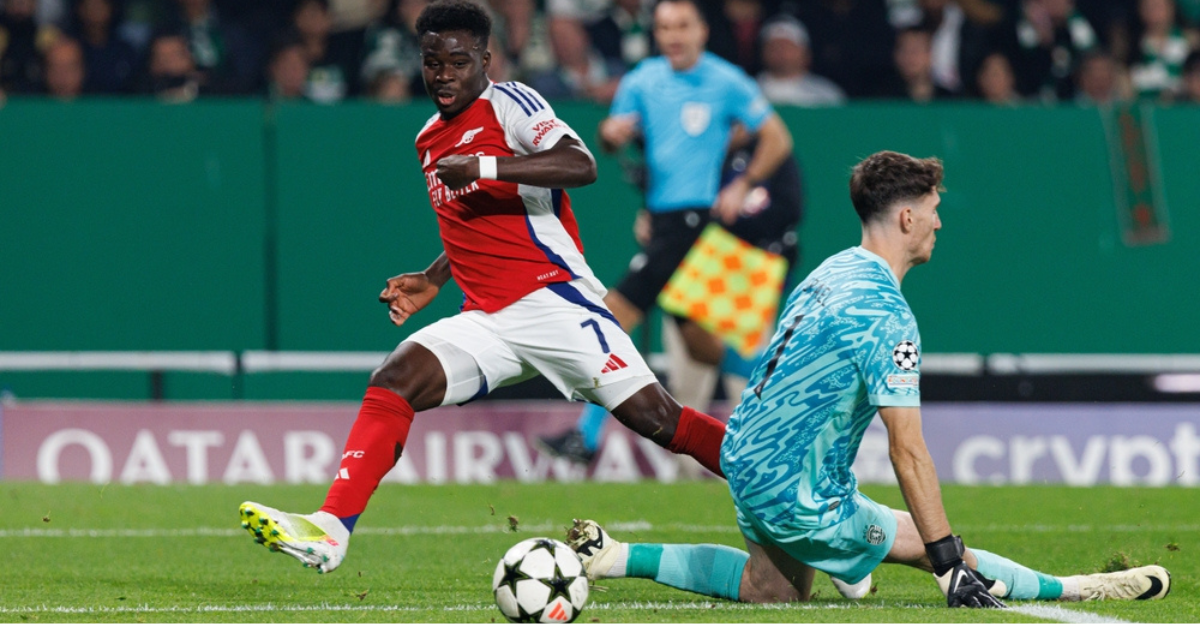 Saka acaba com jejum, mas Arsenal escorrega na corrida pelo título após golpe no final