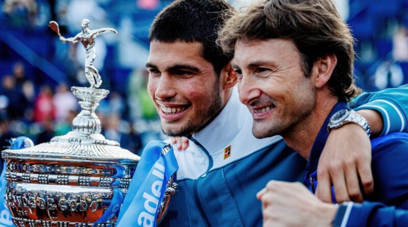 Carlos Alcaraz (L) and his coach Ferrero (R)