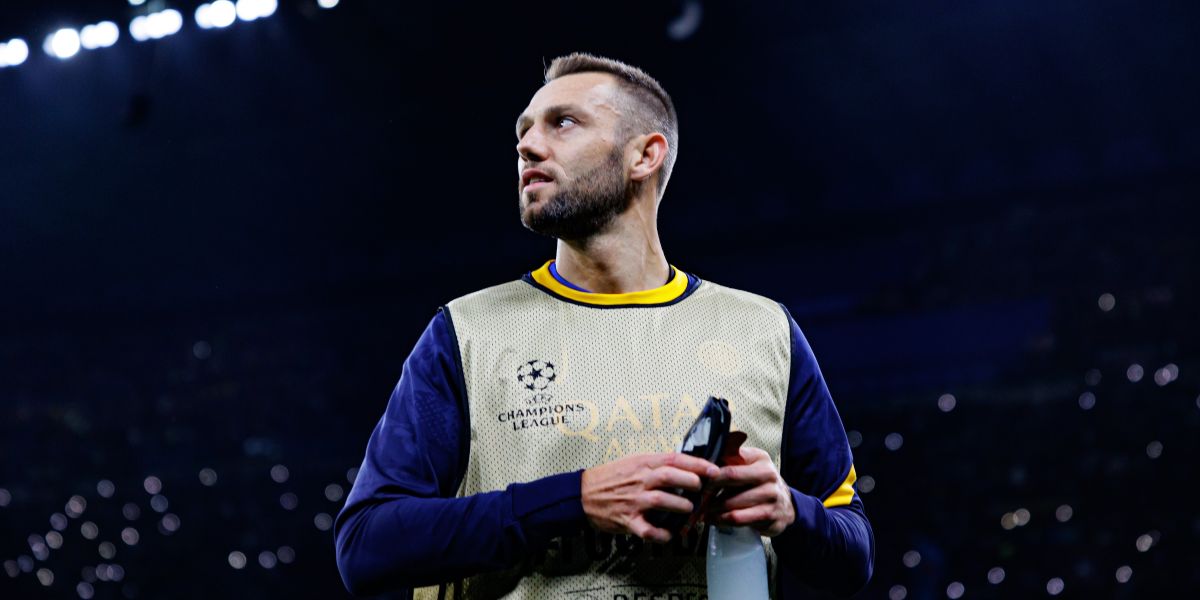 Forest assess De Vrij as contract situation tightens