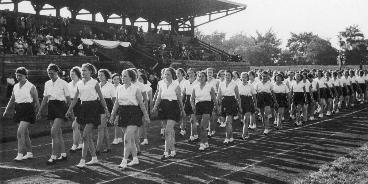 Pistas de Ceniza y Sueños de Barrio, El Auge del Deporte en la Polonia Comunista