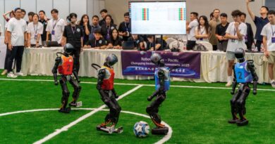 humanroid robots play foot game