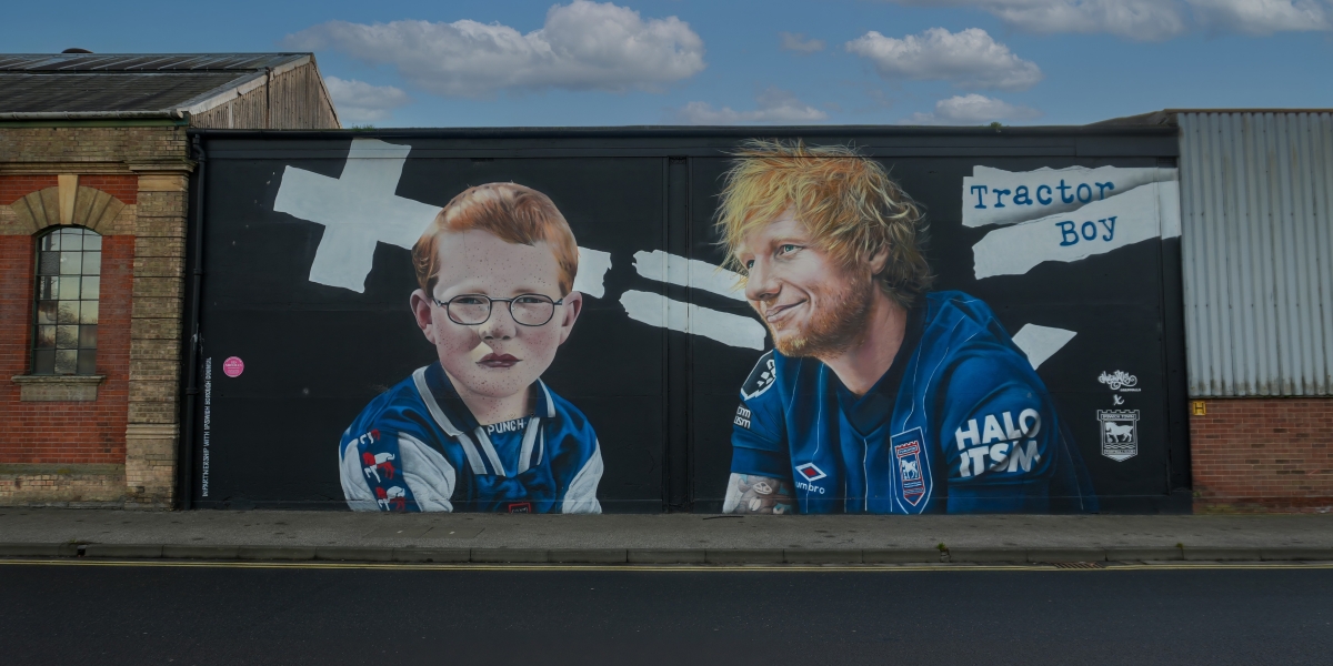 Ed Sheeran celebra el ascenso del Ipswich Town a la Premier League con la plantilla