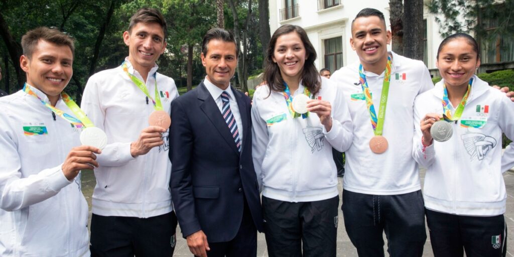 Left to right: diver Germán Sánchez, pentathlete Ismael Hernández, President Enrique Peña Nieto, taekwondo practitioner María Espinoza, boxer Misael Rodríguez and racewalker María Guadalupe González