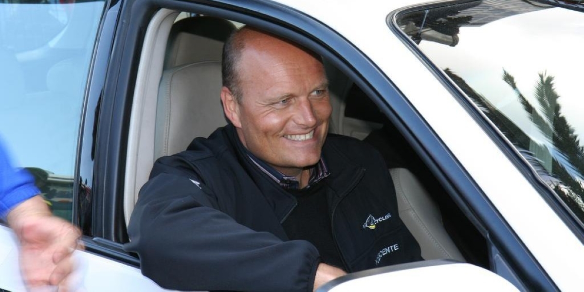 Bjarne Riis „verneigt sich“ vor dem perfekten Tour de France-Start von Team Visma | Lease a Bike