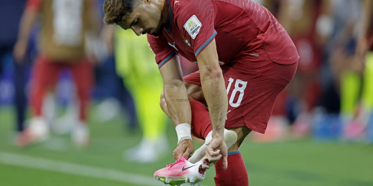 Por que estrelas da Copa do Mundo estão cortando buracos em suas chuteiras e meias