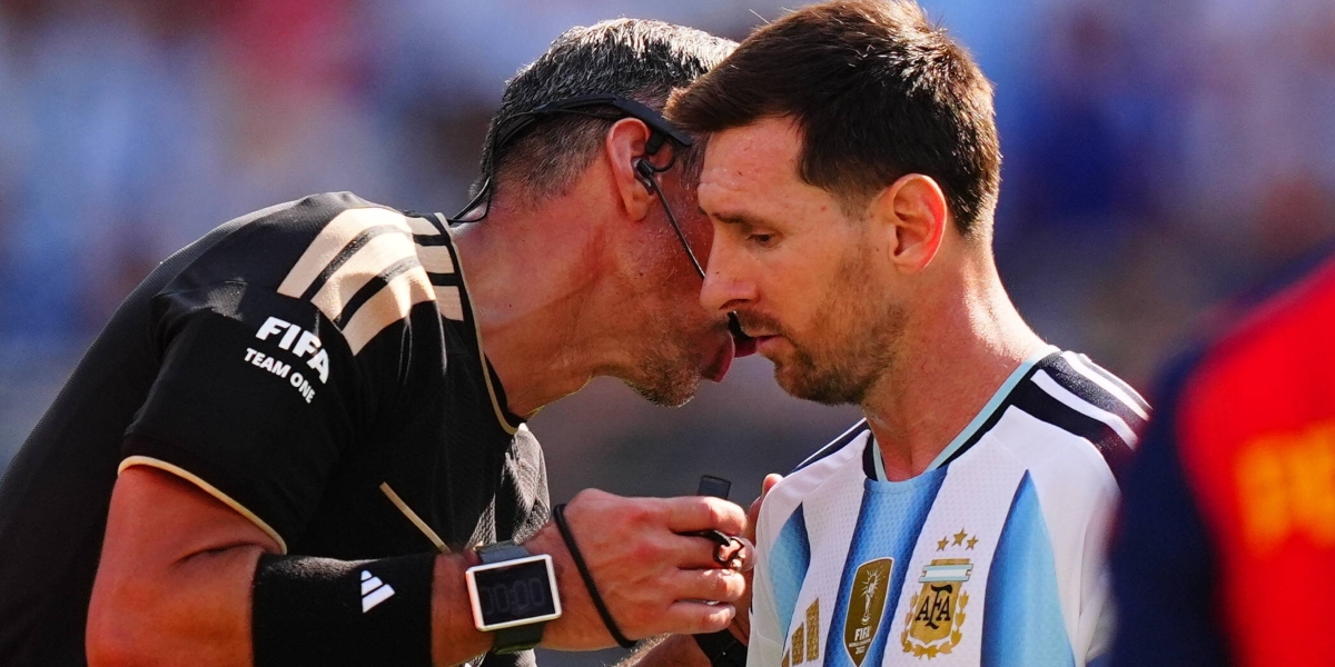 ‘Vou deixar isso no campo’: Árbitro da final do Mundial recusa-se a revelar o que Messi lhe disse