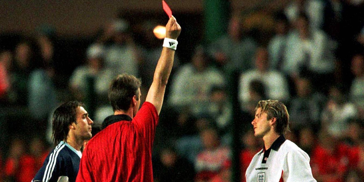 «El VAR ha destruido el fútbol»: El árbitro defiende la tarjeta roja a Beckham