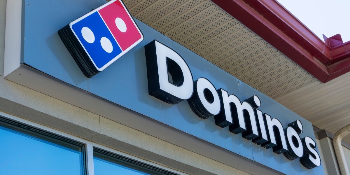 Domino’s mit ihren „Notfall-Pizzen“, ausgelöst nach Baloguns Roter Karte