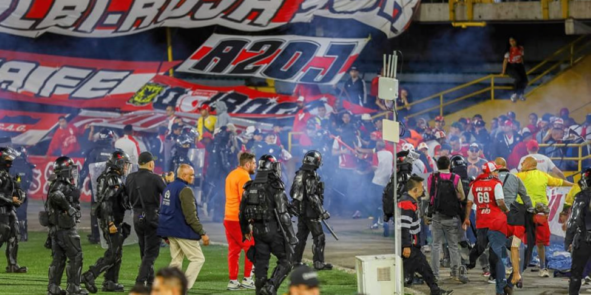 Le match bascule dans le chaos après une invasion de terrain