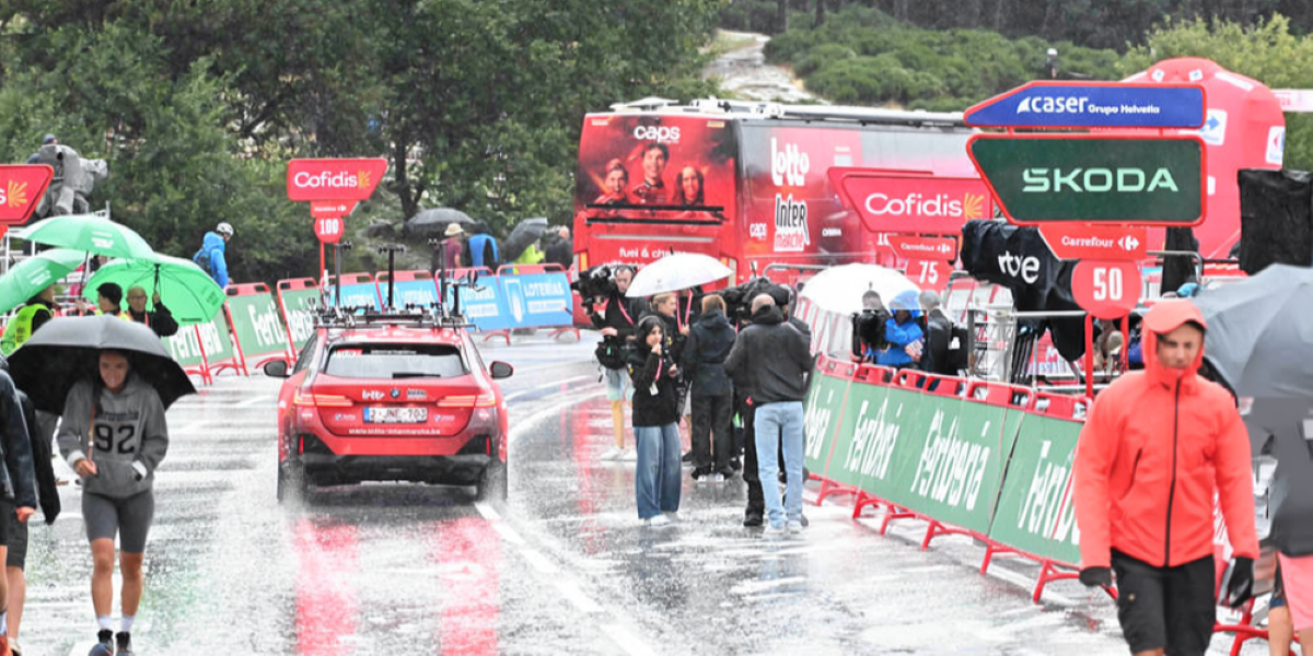 El granizo paraliza La Vuelta: Pogačar manda al pelotón a refugiarse