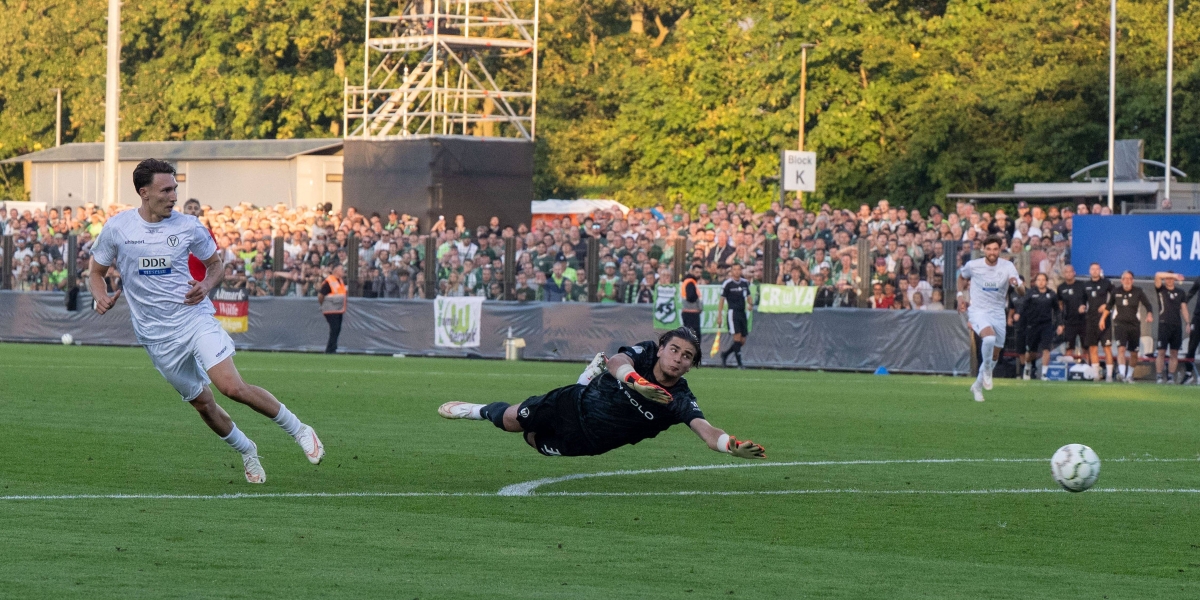 Wolfsburg-Keeper mit Riesenpatzer, dann wird er zum Pokalhelden
