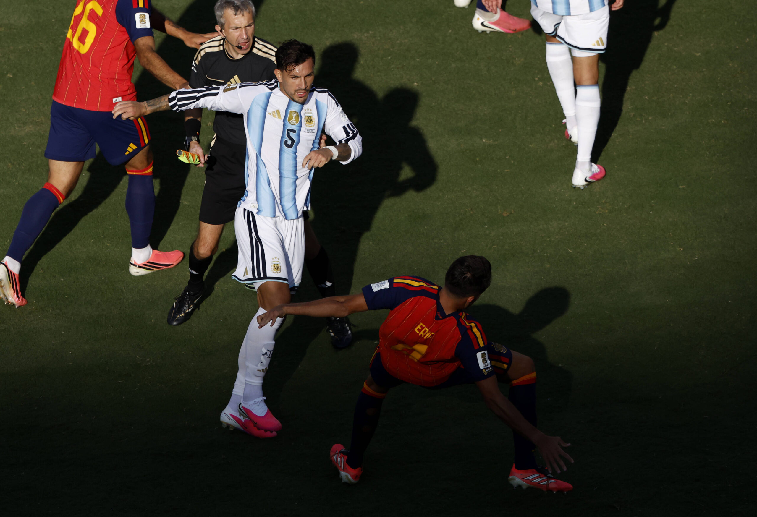 Argentina se acoge a un resquicio de la FIFA tras la sanción a Paredes