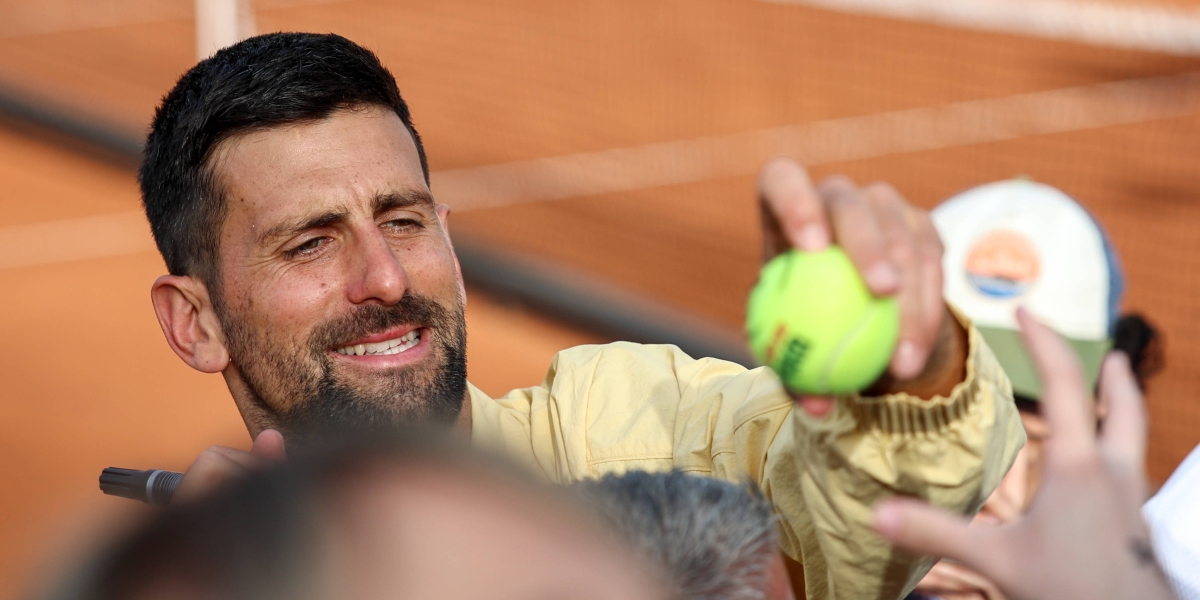 Un fan a tendu un mini violon à Djokovic à la sortie de l&rsquo;entraînement. Il a su exactement quoi en faire