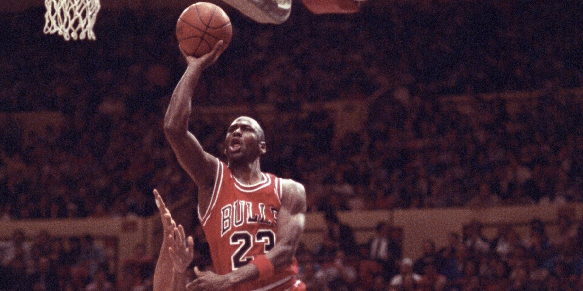 Une offre de 10 millions de dollars a été faite pour le maillot de Michael Jordan de « Last Dance », tandis que le propriétaire a avancé une estimation impressionnante de 100 millions de dollars.