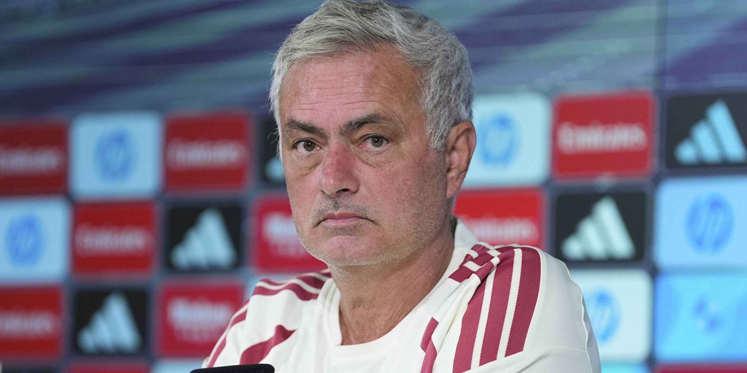 Mourinho legt nach der Derby-Niederlage bei einer hitzigen Pressekonferenz Beweise vor