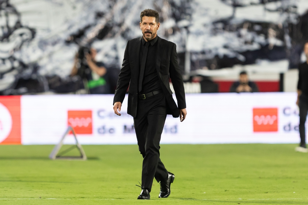 El golpe de Anfield deja a Simeone sin efectivos en el centro del campo para el primer derbi de Mourinho