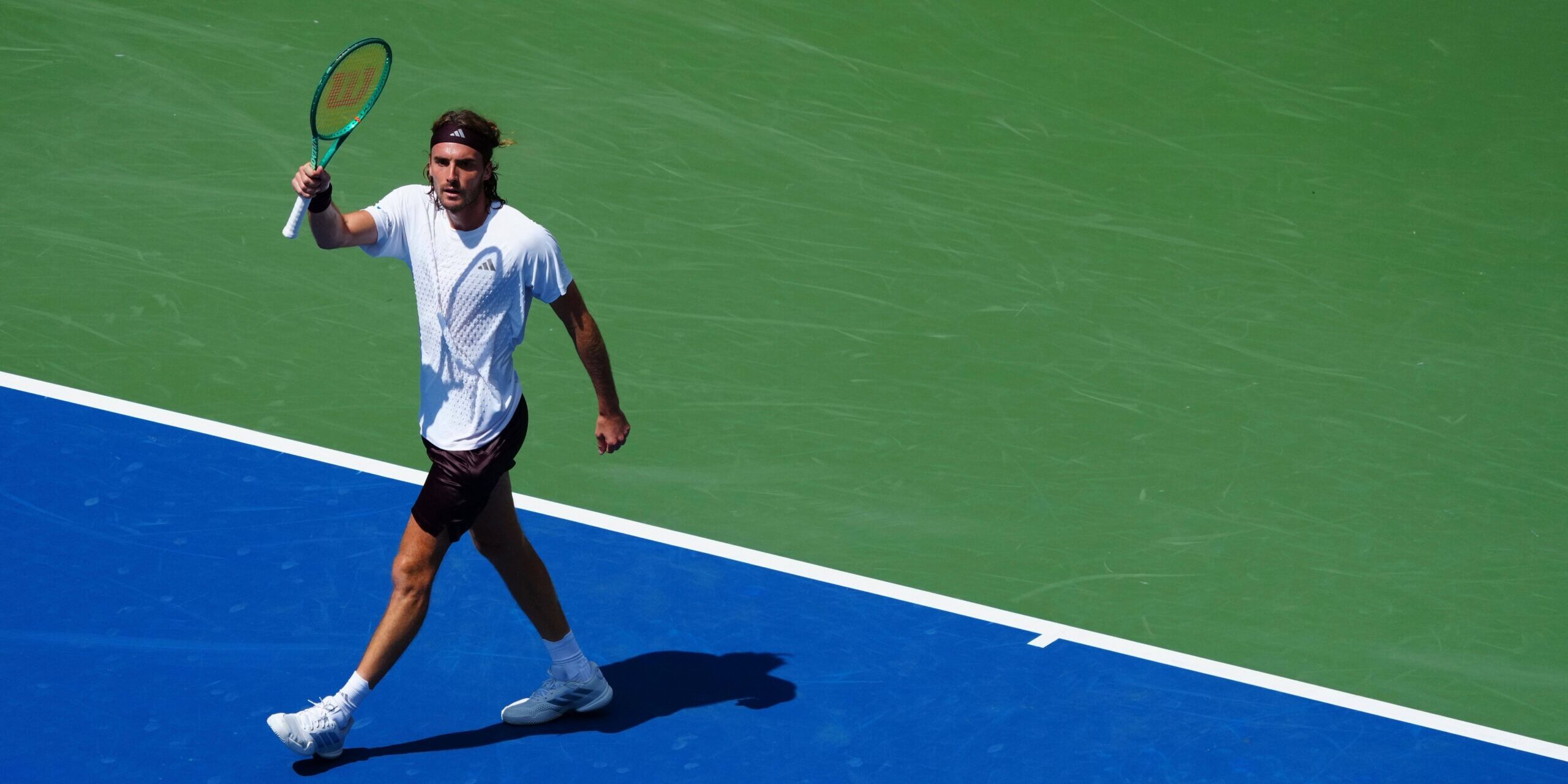 Tsitsipas fica «sem palavras» após vitória surpreendente sobre um Fils em grande forma