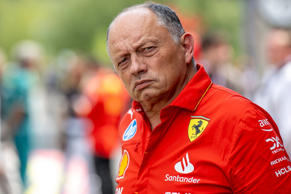 Ferrari ne cédera pas : Vasseur coupe court à la demande de statut de numéro un de Hamilton