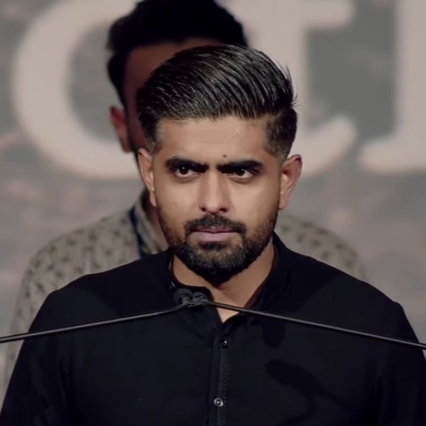 Babar Azam assina pelo OGDCL e regressa ao cricket de primeira classe após sete anos de ausência