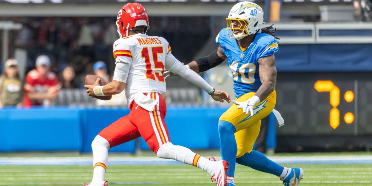 Mahomes foi atingido cinco vezes em Miami e uma penalização de ‘roughing the passer’ reabriu um velho debate na NFL