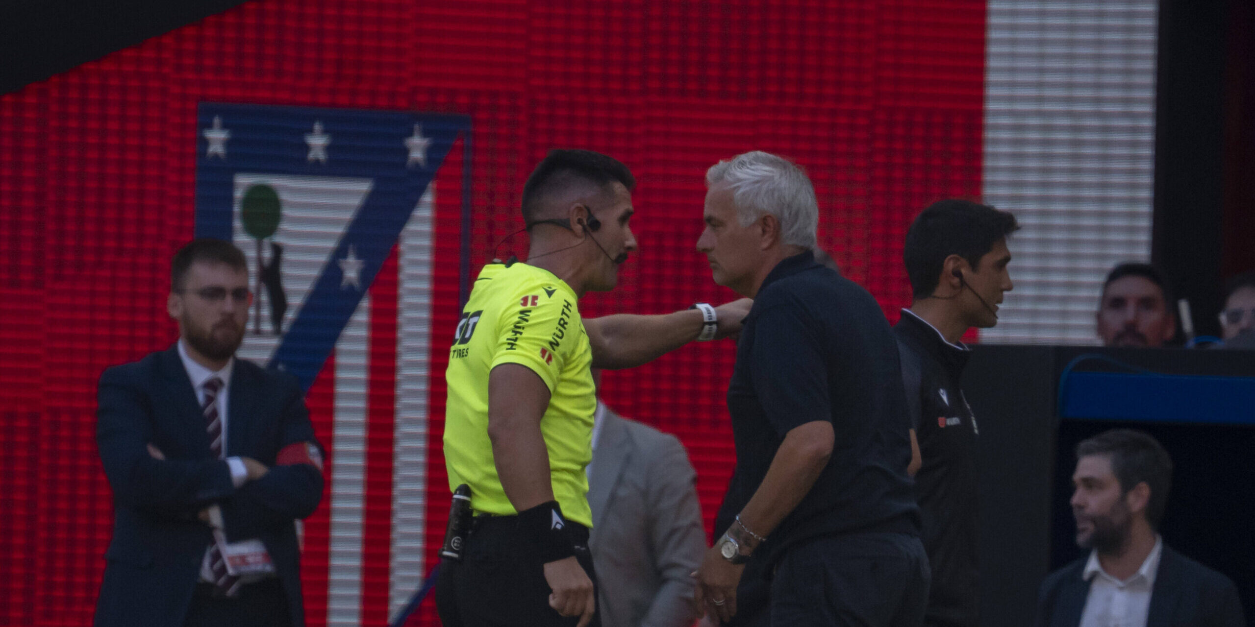 El Comité de Árbitros da a Mourinho la mitad de lo que pedía tras la derrota en el derbi