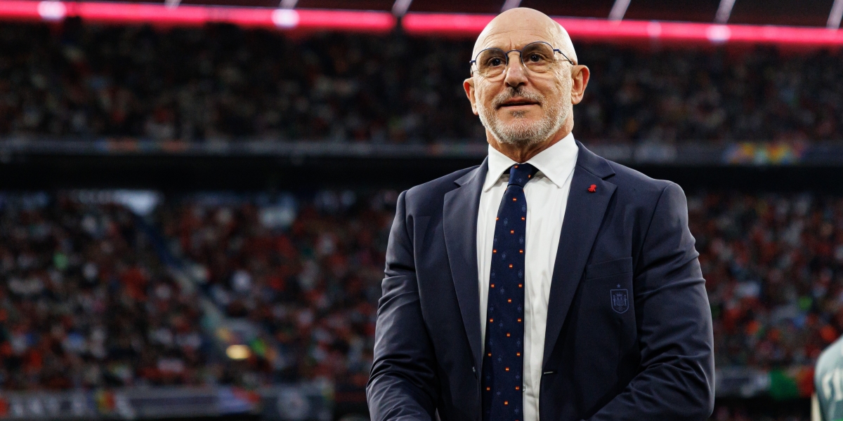 De la Fuente to take Spain into 2030 home World Cup after signing on until 2032