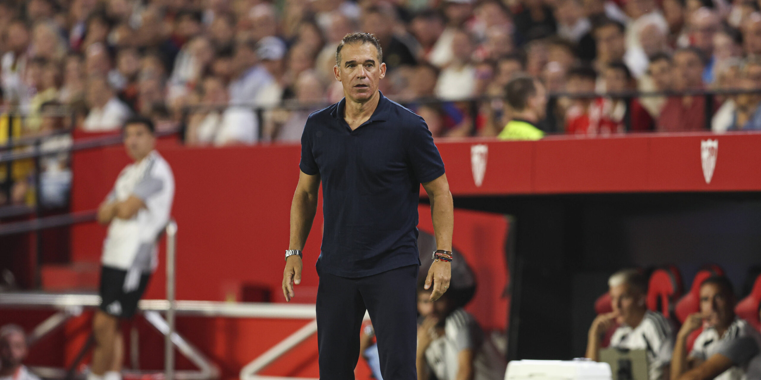 «Es una broma»: el técnico del Sevilla defiende a Raphinha tras la humillación del triplete