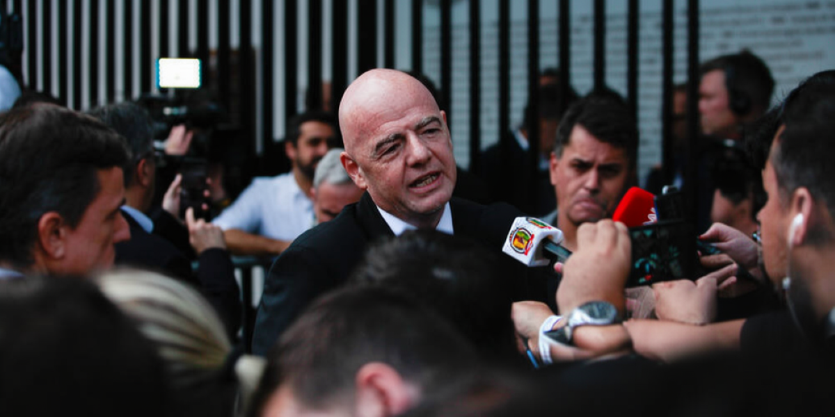 Queixa ética contra Infantino regressa com 100 mil assinaturas