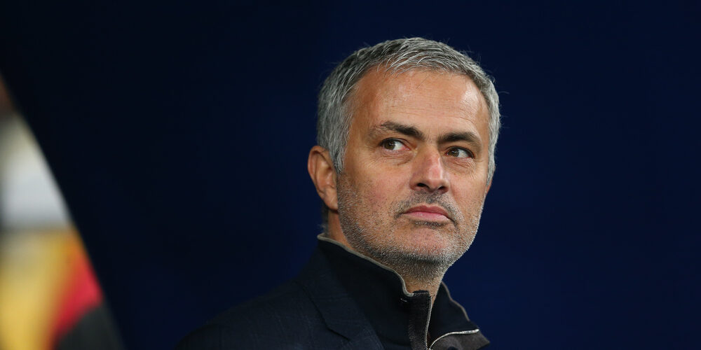 «Dos rojas claras»: Mourinho lleva imágenes para respaldar sus quejas del derbi