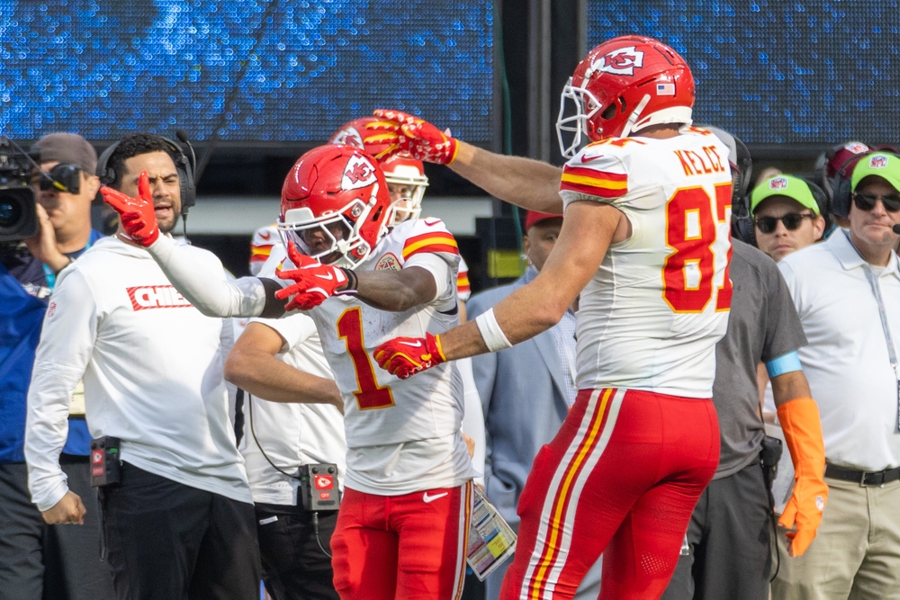 Kelce überreicht sein geschichtsträchtiges Trikot Xavier Worthy, dem Receiver, über den Taylor Swift einst kreischend durch ihr Haus rannte