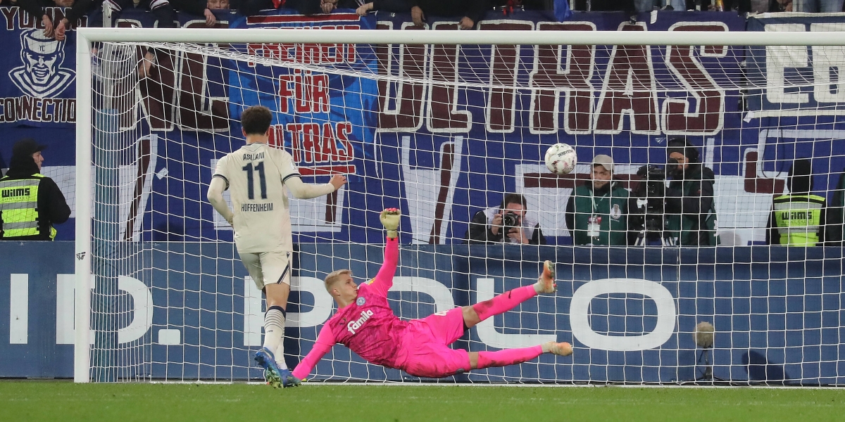 Festejo de estrela da Bundesliga sai-lhe espetacularmente pela culatra