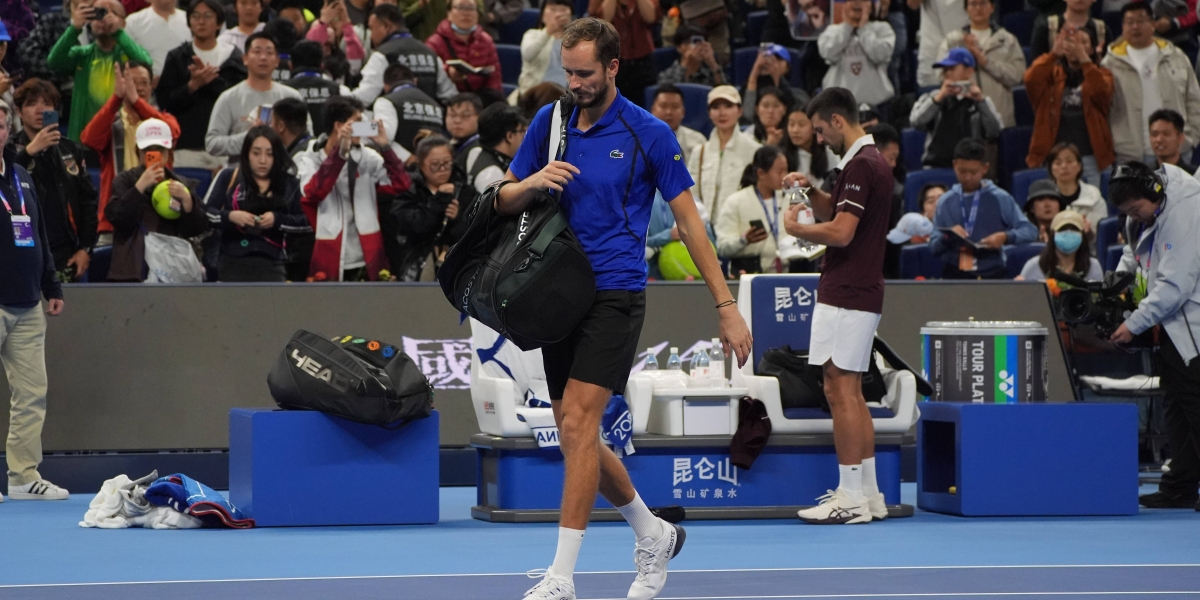 Medvedev wants to apologise in person to Beijing fan hit by ball