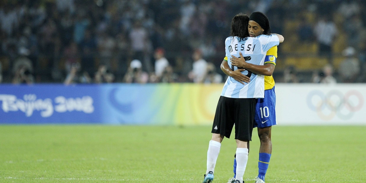 Ronaldinho se despide de Messi