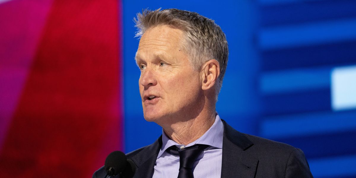 Steve Kerr thinks big without Stephen Curry
