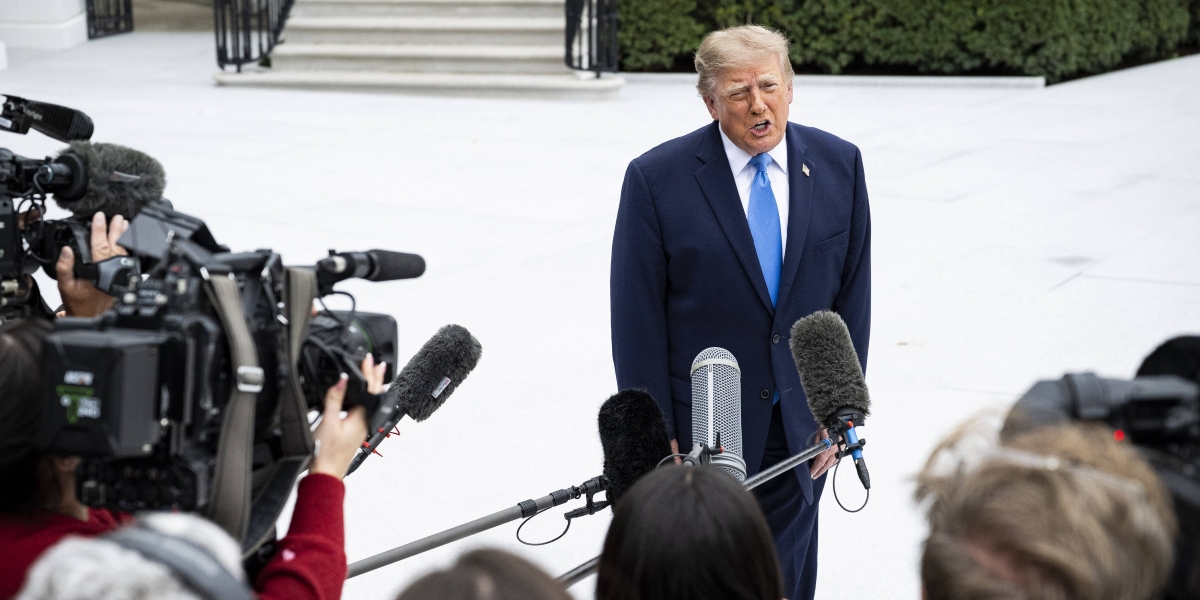 Trump le pasó el micrófono a Jon Gruden: «Es mucho más que mi amigo»