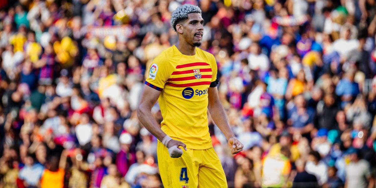 El Liverpool planea hablar con el Barcelona en enero por el fichaje permanente de Ronald Araujo